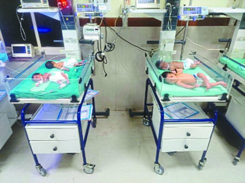 टीकमगढ़. एक बेड पर भर्ती दो-दो बच्चे।