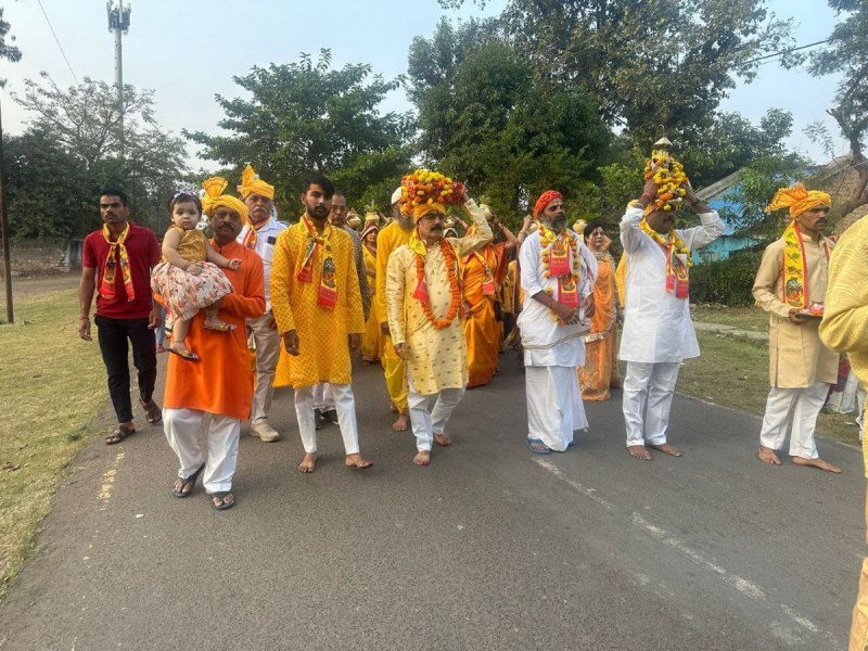 भागवत कथा की कलश यात्रा निकली