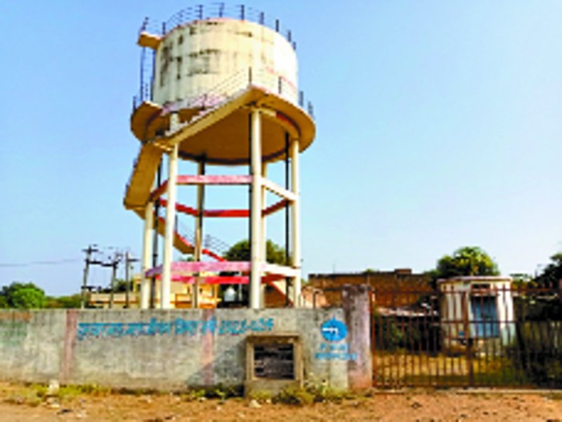 खाली पड़ी पानी की टंकी