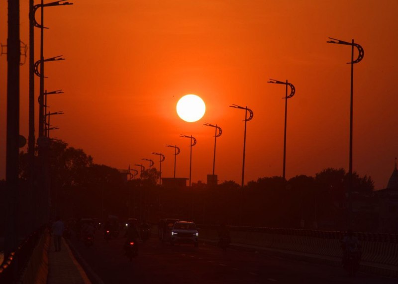 नवंबर का पहला सप्ताह बीतने को है और शहर में दिन में तेज धूप परेशान कर रही है। रात में उत्तरी हवाओं की वजह से हल्की ठंड का अहसास हो रहा है।