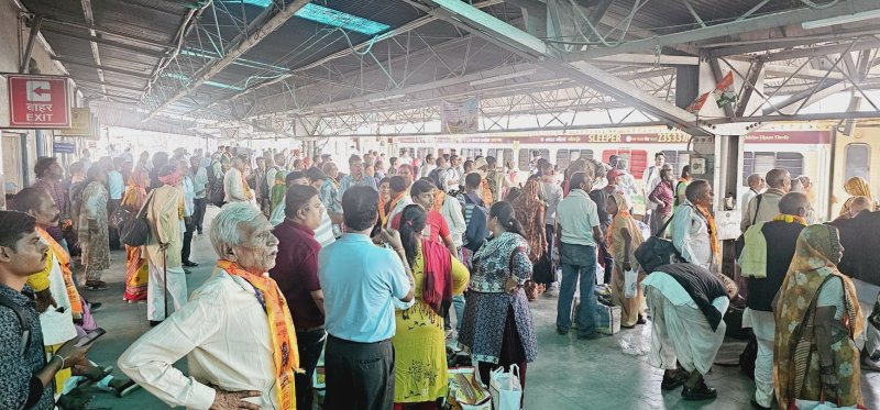 यात्री स्टेशन से हुए रवाना