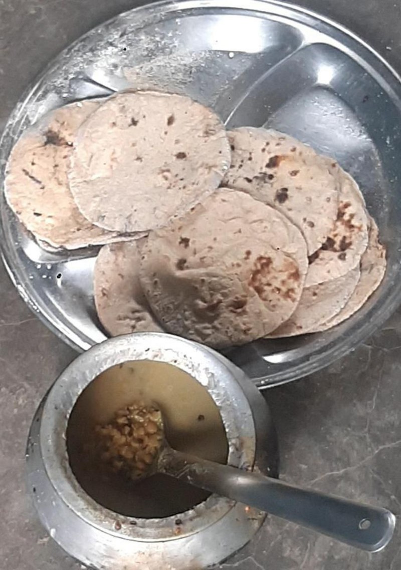 मध्यान्ह भोजन से मीनू नदारद: परोस रहे अधिक पानी मिली दाल और कच्ची रोटी