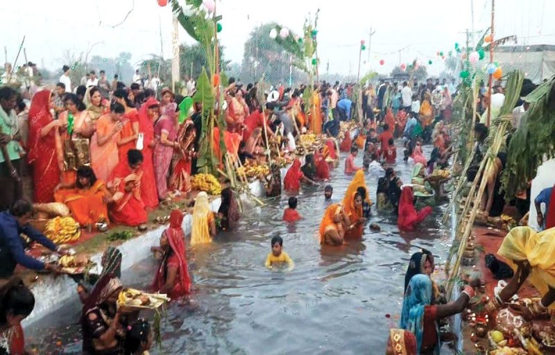 पूर्वांचल समाज के लोगों ने श्रद्धा से मनाया छठ पर्व, उगते सूर्य को अघ्र्य दिया