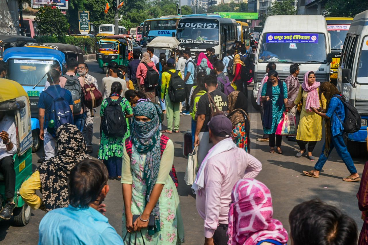 दीपावली बाद लौटने लगे लोग, देखें तस्वीरें