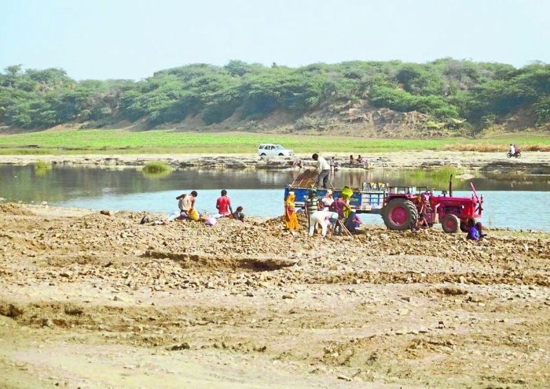 जिला कलक्टर ने राजस्थान पत्रिका के समाचार पर संज्ञान लेकर कड़ी नाराजगी जताई। उन्होंने इसकी रोकथाम को लेकर सोमवार को विभिन्न विभागों के अधिकारियों समेत संबधित एसडीएम को अभियान चलाकर अवैध खनन पर कार्रवाई करने के कड़े निर्देश दिए।