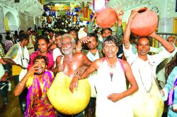 राजस्थान के इस प्रसिद्ध मंदिर में आदिवासी सबके सामने लूटकर ले जाते हैं यह चीज…
पढ़े पूरी खबर - image