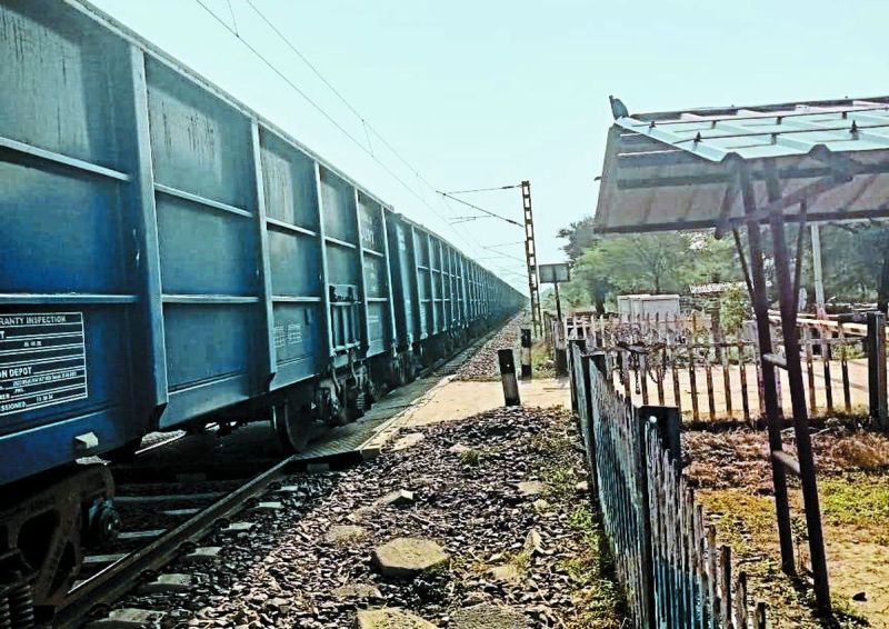 पिपलोद फाटक से निकलने वाला यातायात करीब एक घंटे तक प्रभावित रहा। मालगाड़ी से रुकने पर एक तरफ का रेलमार्ग भी इस दौरान बाधित रहा।