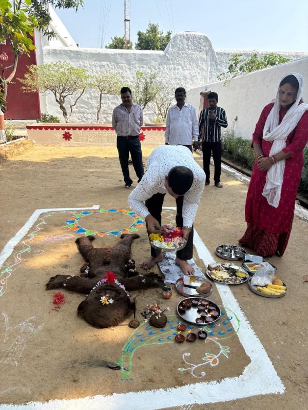 पारंपरागत रूप से मनाया गया गोवर्धन पूजा पूर्व