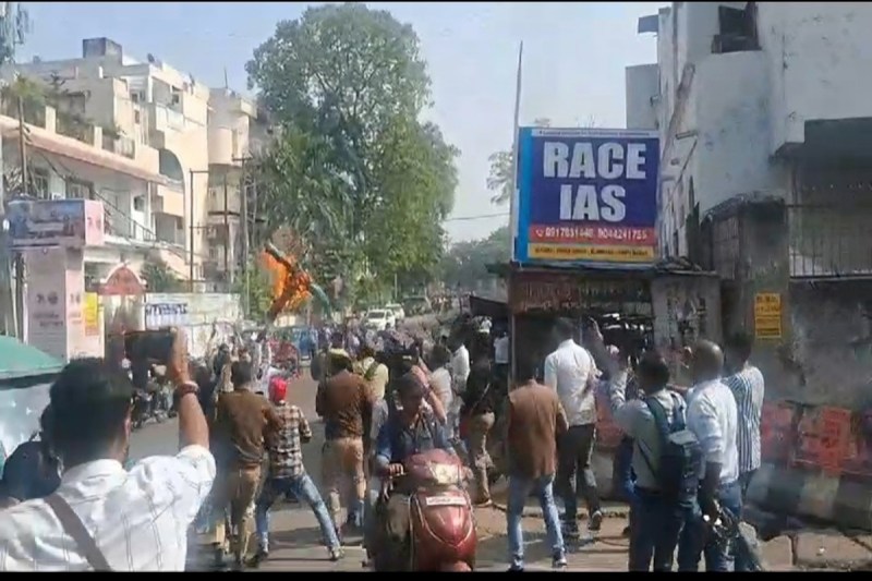 Samajwadi Party Workers Stage Protest