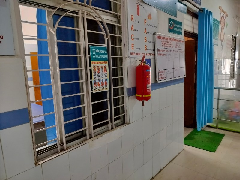 बच्चा वार्ड में हालहि में लगाए गए अग्निशामक सिलेंडर