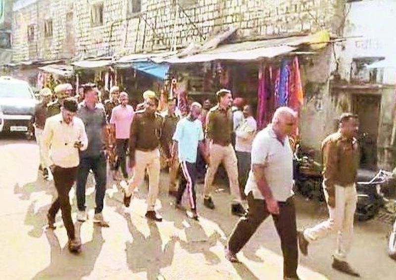 यह नजारा देखने के लिए सडक़ के दोनों ओर लोगों की भीड़ जमा हो गई।