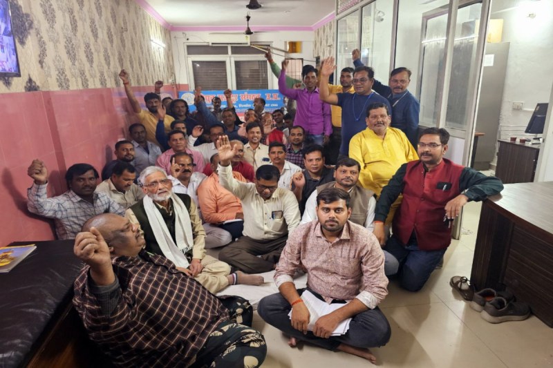 प्रदेश भर में संविदा कर्मियों की छंटनी के खिलाफ आंदोलन