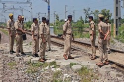 Railway Action: रेल पटरियों पर रील बनाना अब पड़ेगा भारी: रेलवे उठाएगा सख्त कदम,
दर्ज होगी प्राथमिकी - image