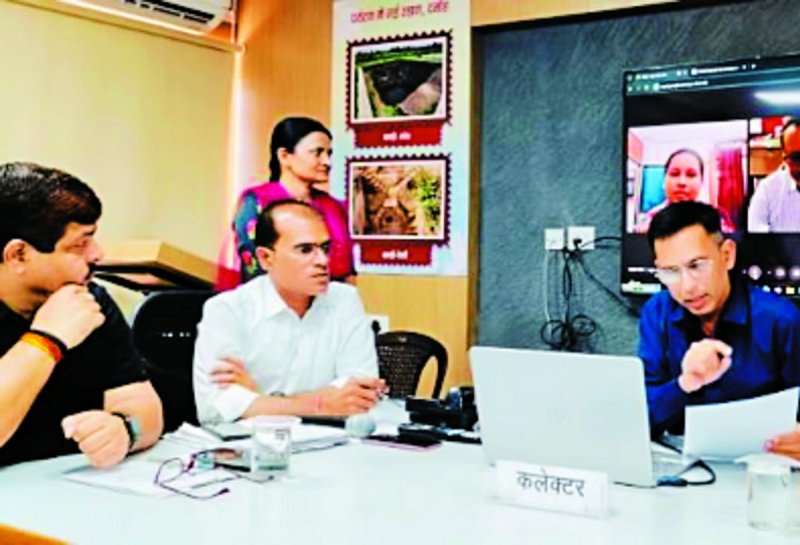 कलेक्टर ने संबंधित अधिकारियों को समय-सीमा में निराकरण करने के निर्देश दिए।