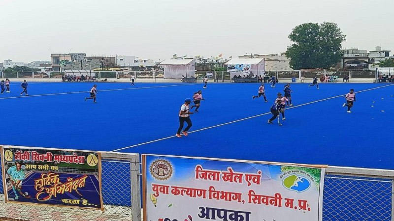 मैच खेलते खिलाड़ी।