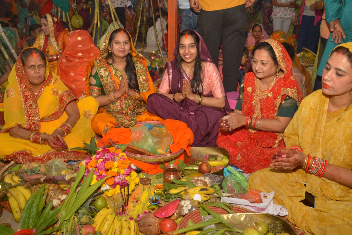 छठ पर्व : बड़ी भाग से आवेला छठ के व्रतिया, दूनो बेरा चल के तू देवेला अरगीया…