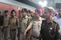 Rail News: संपर्क क्रांति एक्सप्रेस ट्रेन में विस्फोटक की सूचना से मचा हड़कंप,
गोंडा जंक्शन पर डेढ़ घंटे खड़ी रही ट्रेन - image