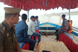 Bahraich News: लखनऊ के युवक ने घाघरा पुल पर स्कॉर्पियो खड़ी कर फोन पर बात
करते-करते घाघरा नदी में लगा दी छलांग - image