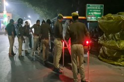 Mau breaking: चाकूबाजी के बाद जमकर बवाल, अस्पताल में तोड़फोड़, भीड़ का पुलिस पर
हमला - image