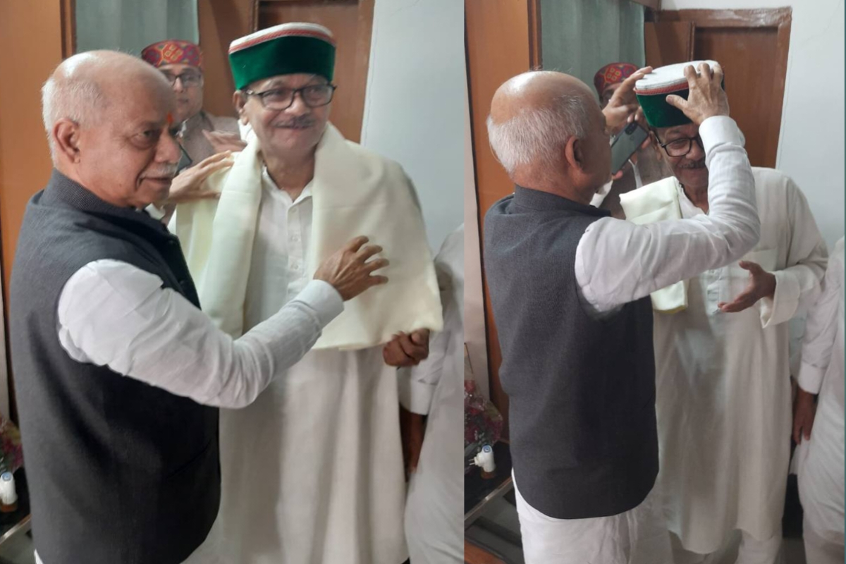 Himachal Pradesh Governor honored to Samajwadi leader Radheshyam Singh in a function