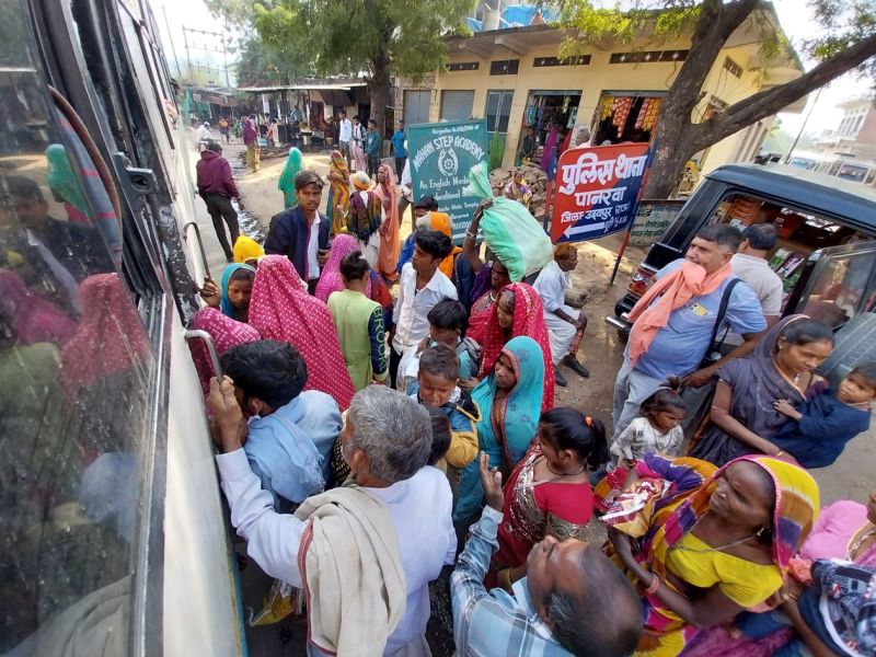 रोडवेज बस में चढ़ने की होड़।