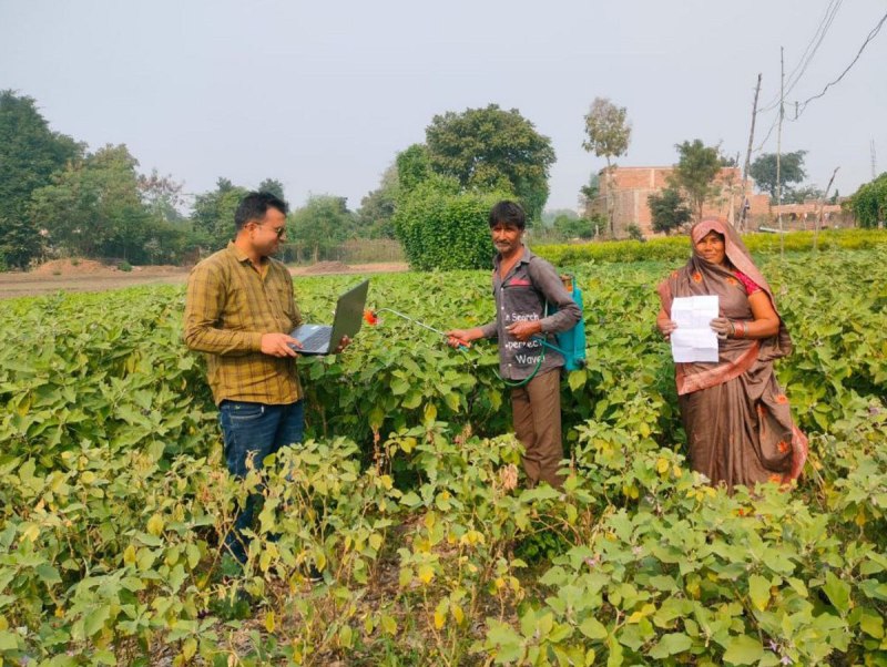 खेत में ईकेवाइसी करते कर्मचारी