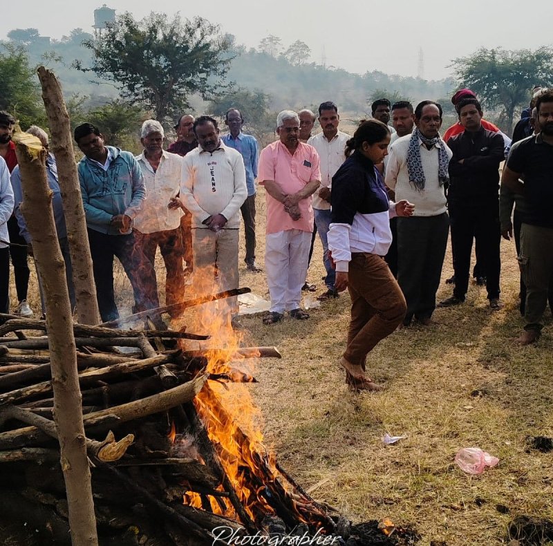 बेटी ने किया पिता का अंतिम संस्कार