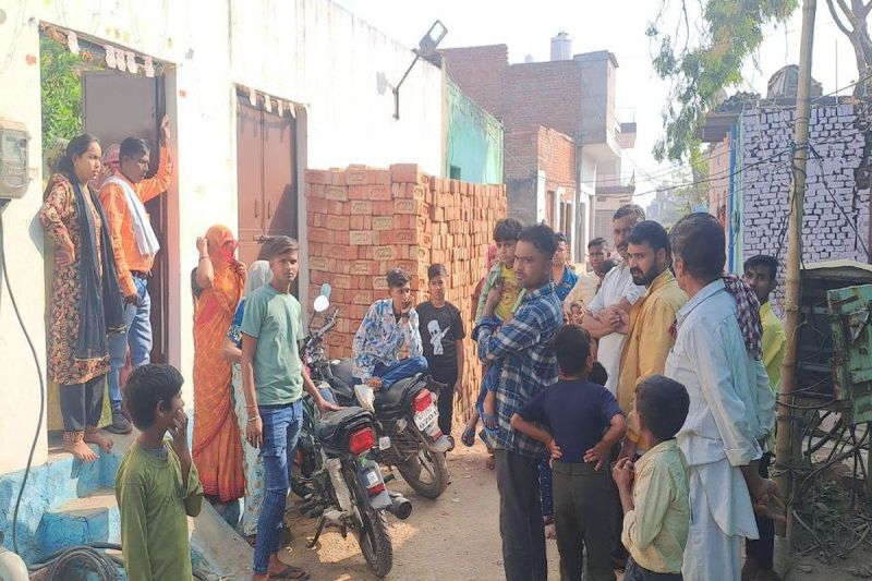 सूने मकान में से नकदी और जेवरात पार Cash and jewelery found in abandoned house