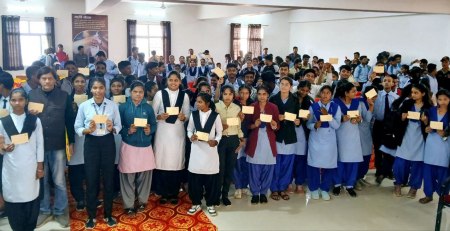 आर्ट्स एंड कॉमर्स कॉलेज  के विद्यार्थियों ने पोस्टकार्ड लिखे