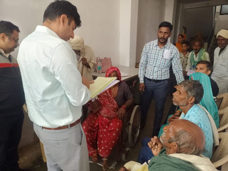 दिव्यांगों की सुनवाई करते कलेक्टर