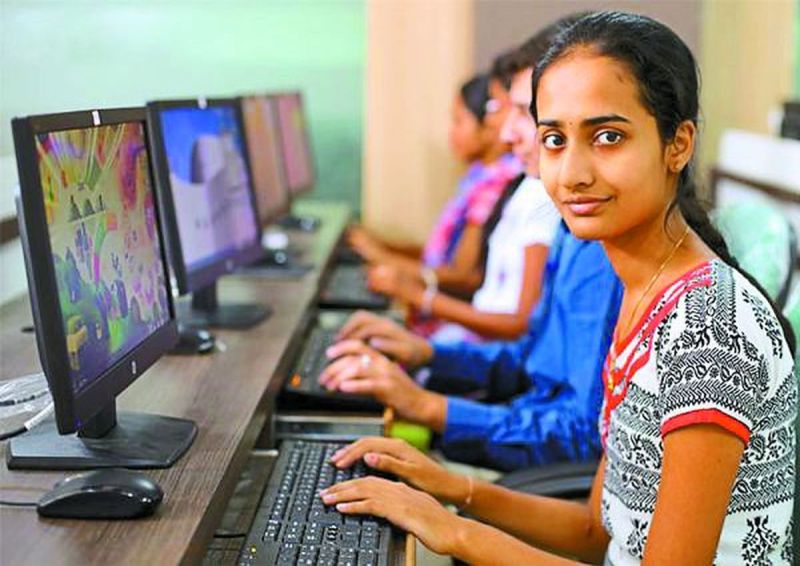 कुछ स्कूलों में कई दिनों पहले वितरण कर दिया गया तो कुछ में अब तक वितरण किया जा रहा है और कुछ स्कूलों में तो बच्चों को इंतजार करना पड़ रहा है।