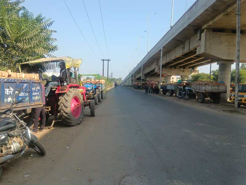Tractor-trolleys filled with bricks are parked on both sides of the bypass road, accidents are happening.