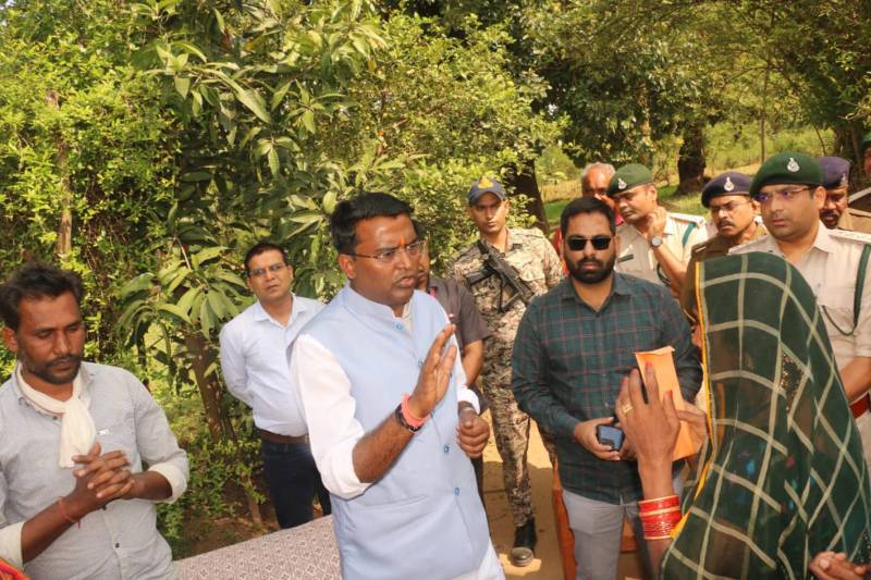 मृतकों के परिजनों से मिले वनमंत्री