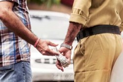 Raebareli Police: पुलिस वसूली का वीडियो वायरल: रायबरेली में सिपाहियों का निलंबन - image