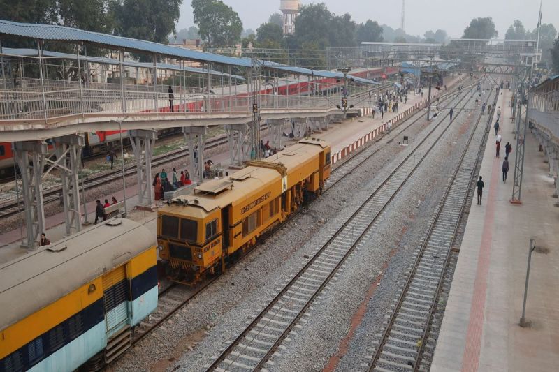 रेल सफर को सुरक्षित बनाएगी कवच प्रणाली, उत्तर मध्य रेलवे में 1300 किमी का कार्य जल्द शुरू Armor system will make rail travel safe, work on 1300 km in North Central Railway will start soon