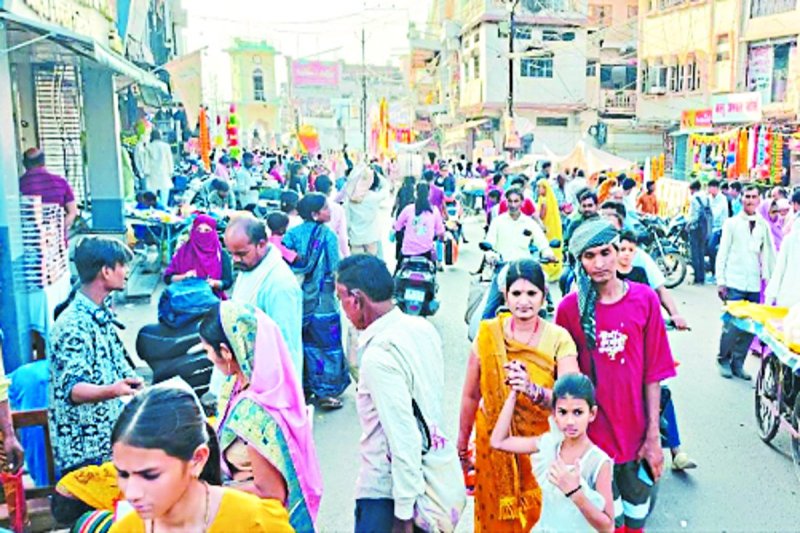 दमोह. दीपावली का दमोह का बाजार मध्यम रहा है। जिस तरह बाजार में धनवर्षा की उम्मीद की जा रही थी, उस हिसाब से बाजार में मंदी रही है। जिसका कारण यह है कि किसान इस बार बाजार नहीं आया है, केवल कर्मचारियों के अग्रिम वेतन भुगतान की वजह से बाजार में अनुमान के मुताबिक रौनक नहीं दिखी है। ऑनलाइन खरीदी और किसानों के बाजार में नहीं आने के कारण टूटे बाजार को ग्यारस पर वापसी की उम्मीद है। जिले में किसानों से इस बार सर्वाधिक उड़द फसल पर खेला था, जो अभी तक पूरी तरह से विक्रय नहीं हो पाई है। वहीं सोयाबीन का रुपया भी किसानों के हाथ नहीं लग सका है। ऐसे में किसानों के हाथ दीपावली पर खाली ही बताए गए थे। जिससे किसान खरीदी के लिए ही नहीं निकला है। दूसरा कारण किसानों की दूसरी फसल की तैयारी है। जिसकी खाद की व्यवस्था में फिलहाल किसान लगा हुआ है। इसके साथ ही किसान का सोयाबीन निकला, लेकिन महंगा बीज खरीदने के बाद सोयाबीन के भाव धड़ाम से गिरने से किसानों ने त्योहार होते हुए भी अपना सोयाबीन नहीं बेचा। कर्मचारियों के वेतन के कारण सराफा व्यवसाय मध्यम रहा है। यहां सोने से ज्यादा चांदी की खरीददारी वह दीपावली पर पूजे जाने वाले सिक्कों की खरीदी के लिए ज्यादा ग्राहकी रही है। सोने के खरीददार भी कम पहुंचे हैं। सराफा बाजार के विशेषज्ञों का कहना है कि सराफा में सोना किसान के आने पर ही बिकता है। इस बार दीपावली पर किसान बाजार नहीं आया है, जिससे मध्यम बाजार रहा है। दीपावली पर हमेशा कपड़ा बाजार दमकता हुआ दिखाई देता था, लेकिन इस बार कपड़ा बाजार को ऑनलाइन शॉपिंग ने तोड़ दिया है। दमोह की कूरियर कंपनियों के अनुसार नवरात्र से दीपावली तक सबसे ज्यादा कपड़ा ऑनलाइन मंगाया गया है। इस ऑनलाइन प्रवृत्ति से शो-रूमों व दुकानों पर खरीदे जाने वाले कपड़े में मंदी का दौर दिखाई दिया है। हालांकि, इसका व्यापार दुकानों पर औसत रहा है। -फाइनेंस पर उठी बाइक व कार दमोह शहर में केवल ऑटोमोबाइलस में बाइक, कार व इलेक्ट्रानिक्स में जीरो परसेंट फाइनेंस पर बाजार दमका है। कई बाइक कंपनियों ने पिछले साल के मुताबिक ग्रोथ भी की है। इसी तरह कारों का हाल है। इस दीपावली हर गली मोहल्ले में नई कारों की पूजा हुई है। जो केवल 100 फीसदी उधार पर ही ऑटोमोबाइल्स बाजार दमकता हुआ दिखाई दिया है। इसी तरह लोगों के घर नए मॉडल के एलइडी, फ्रिज व वाशिंग मशीन भी फुल फाइनेंस पर घर पहुंच गए हैं।