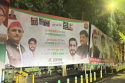 UP Politics: लखनऊ में पोस्टर वार जारी: सपा कार्यालय के बाहर सियासी संदेशों से
सजे पोस्टर, विकास बनाम नफरत का एजेंडा - image