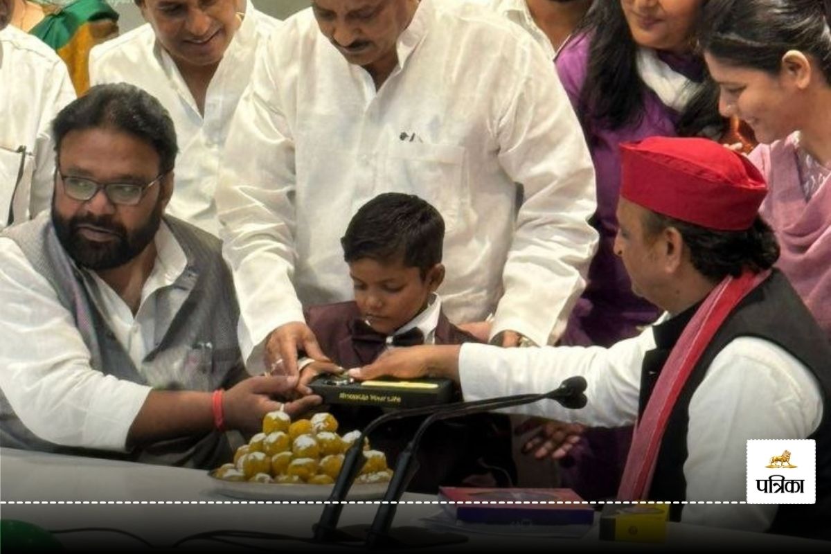Akhilesh Yadav celebrated the birthday of Khazanchi born during demonetization