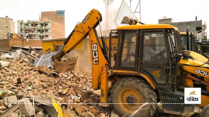 Bulldozer roared fiercely in Sambhal