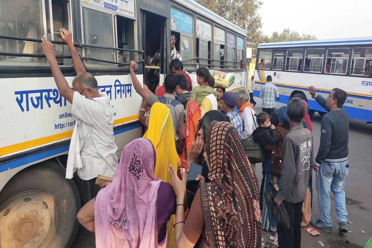 यात्रीगण कृपया ध्यान दे...अपनी और सामान की सुरक्षा खुद करें