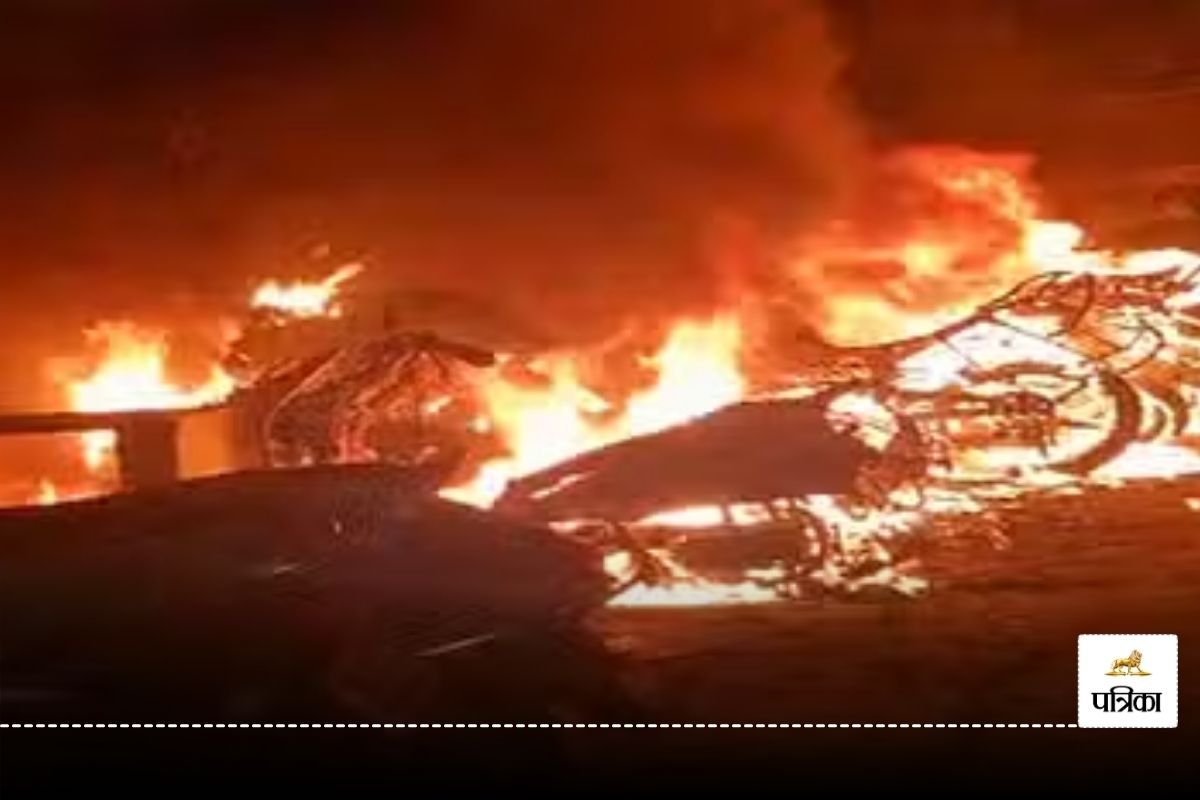 Raipur News: शरारती तत्वों ने कॉलोनी में खड़ी 8 गाड़ियों में लगा दी आग, जोरदार हुआ धमाका, देखें VIDEO