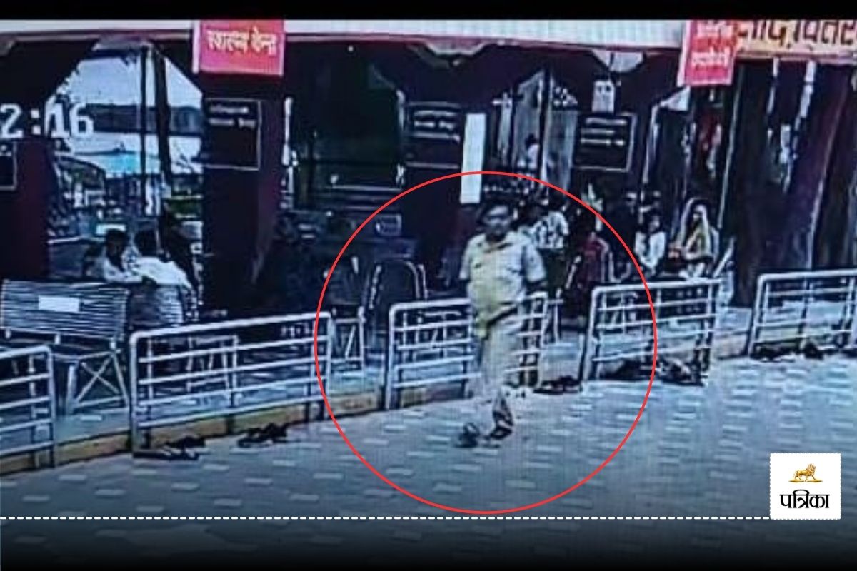 Crime News: शर्मसार! महामाया मंदिर में वृद्धा से 200 रुपए लेकर भागा वर्दीधारी,
देखें VIDEO