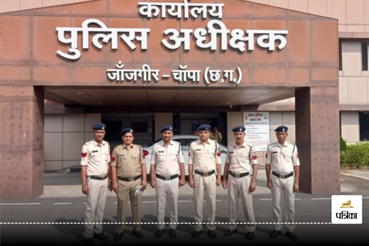 CG Promotion News: 6 आरक्षकों का प्रधान आरक्षक के पद पर हुआ प्रमोशन, SP ने किया
सम्मानित