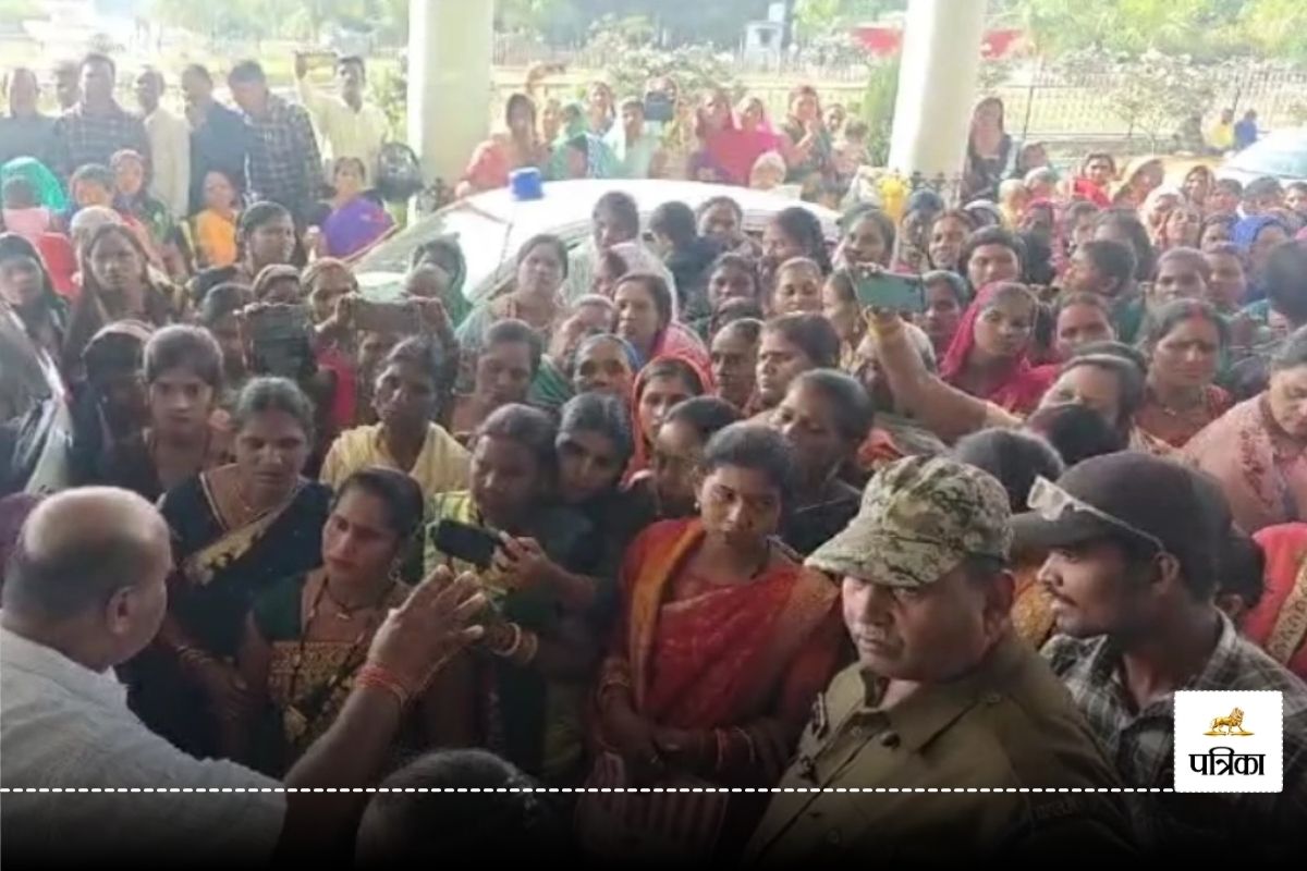 फ्लोरा मैक्स ने महिलाओं को बनाया डिफाल्टर, कलेक्टोरेट पहुंचकर बोलीं – कैसे भरेंगे बैंक की किस्त, छलके आंसू