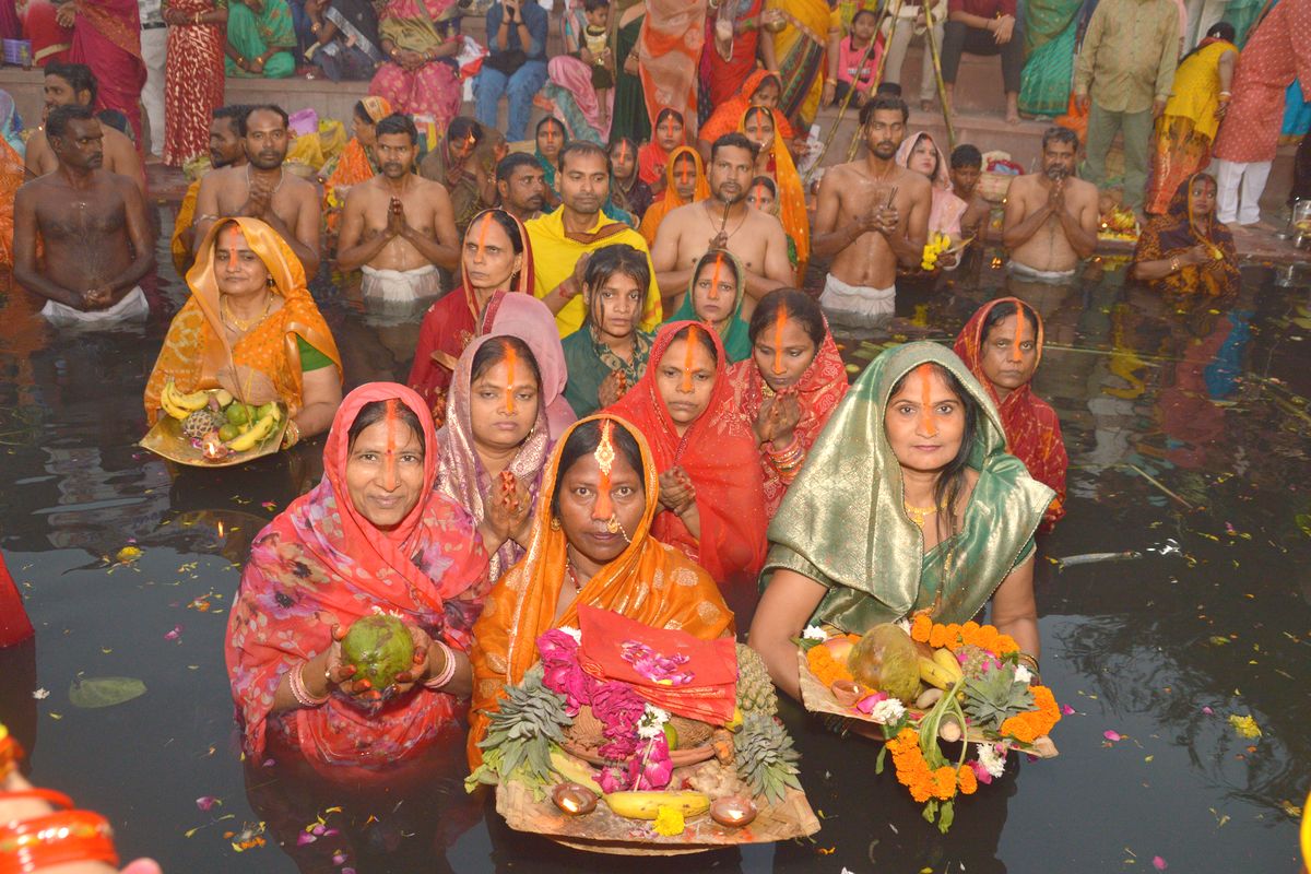 ChhathParva : जलाशयों पर दिखी पर्व की रौनक, व्रतधारियों ने किए दान-पुण्य