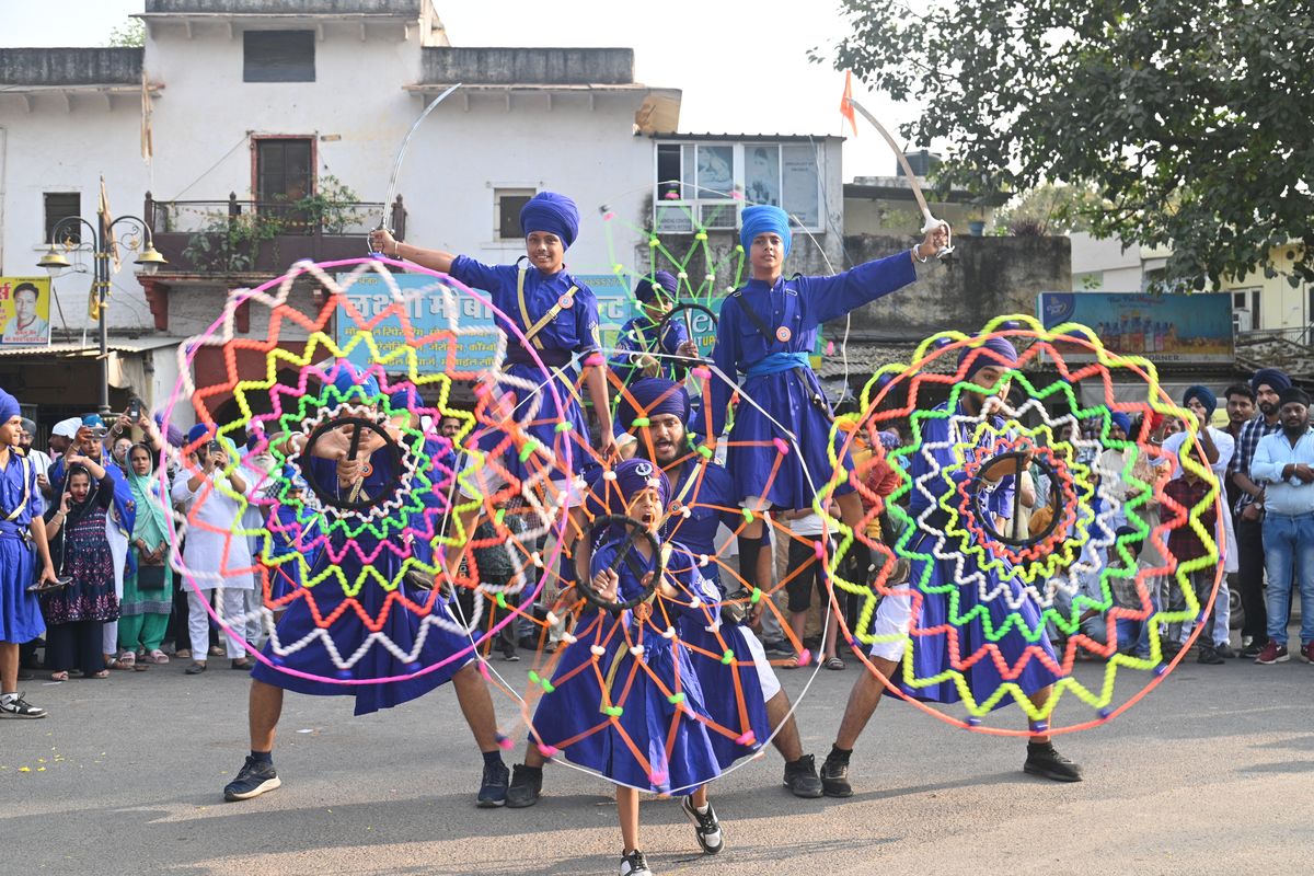 PrakashParv:  गुरुनानक देवजी का प्रकाश गुरु पर्व, हर्षोल्लास से निकाला नगर
कीर्तन