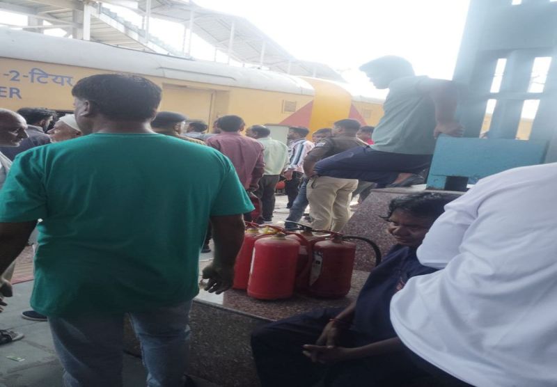 ट्रेन के कोच से धुआं उठता देखकर रेलवेकर्मी दौड़कर आए और अग्निशमन यंत्रों से पाया काबू, आबूरोड रेलवे स्टेशन की घटना