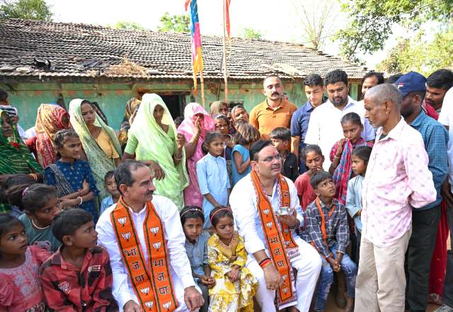 आदिवासी परिवार के साथ सीएम ने पी चाय