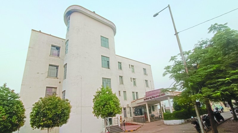 मुख्यमंत्री जी एसएनसीयू (मातृ शिशु देखभाल केंद्र) में लगे फायर फाइटिंग सिस्टम विगत वर्षों से बंद है। बंद सिस्टम का ऑडिट तीन साल पहले किया गया, लेकिन आज तक इसकी मरम्मत कराने व सही स्थिति में करने पर न शासन ने ध्यान दिया और न ही प्रशासन ने।