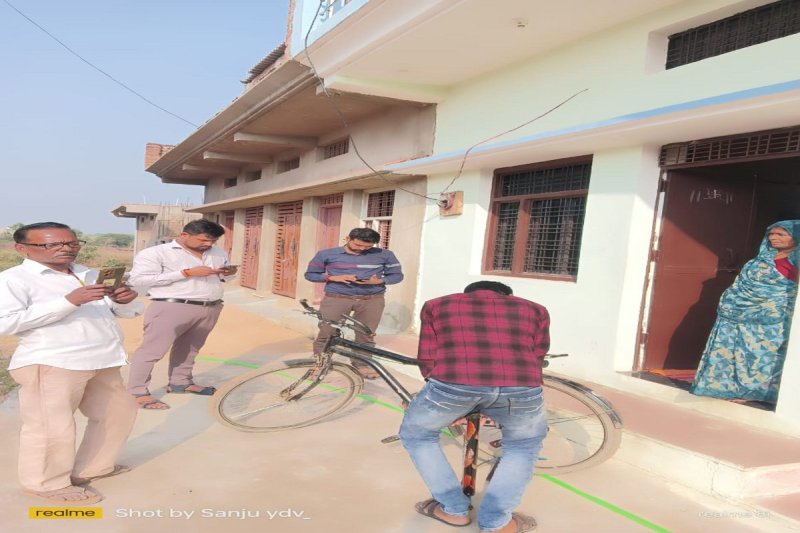 कनेक्शन स्थल पर पहुंचे बिजली अधिकारी